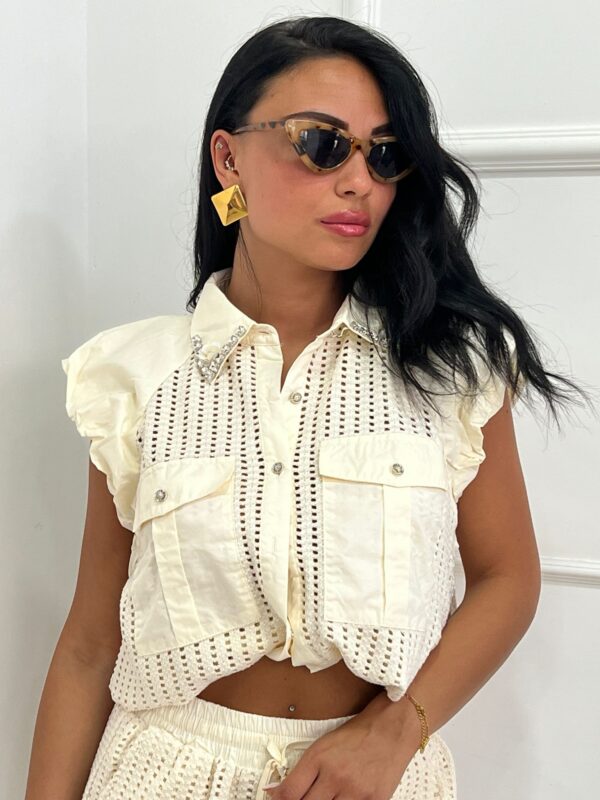 Coordinato Estivo con Pantaloncino e Camicetta con Coulisse, Strass e Bottoni Gioiello - immagine 2